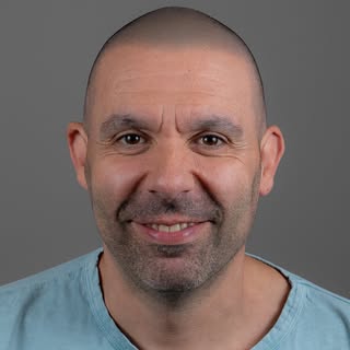 Hay decisiones que cambian por completo la forma en la que te miras al espejo. La de Santiago fue un