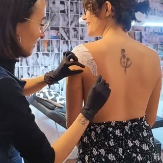 Hay tatuajes que no buscan ser el centro de atención, sino formar parte de quien los lleva 🫶🏻🍀

R