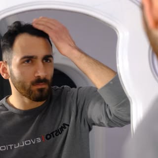 ¿Se le está cayendo más cabello de lo normal y no sabe si debería preocuparse? ⚠️🩺

La caída rápida