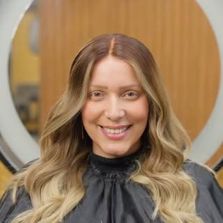 Antes e depois que vai muito além da estética.

A lace hair line devolve naturalidade, conforto e au