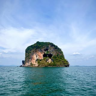 Monkey 🐵 Face Island en route to 
Koh Lanta 
#travelingdermatologist #derm2go #moroccandermatologis