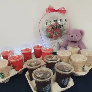 오늘은 시원한 수박주스와 커피를 선물받았습니다. 🍉☕

더운 날씨에 딱 맞는 시원한 음료 덕분에 직원들 모두 기분 좋게 에너지를 충전했어요.

항상 아이니의원을 생각해 주시고 따