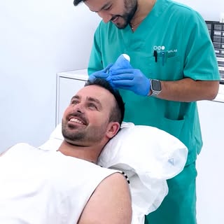 El injerto capilar es un procedimiento médico que requiere una evaluación individualizada y un abord
