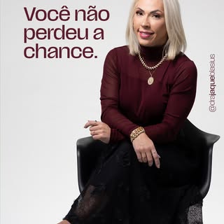 Muita gente tenta resolver a queda capilar começando pelo produto: troca o shampoo, testa um tônico 