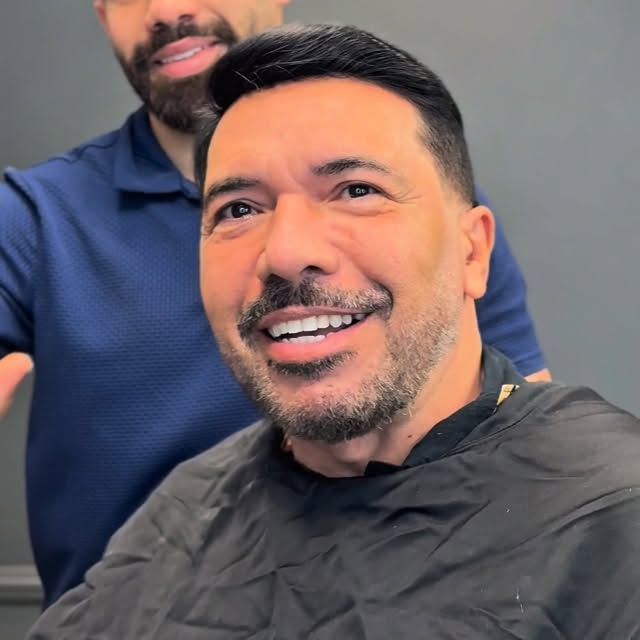 Voltar a sorrir no espelho muda tudo.
Esse antes e depois mostra como a prótese capilar impacta dire