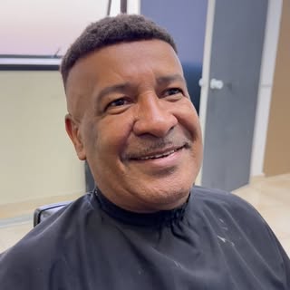 Prótese capilar masculina com cabelo afro.
Quer colocar uma prótese mas não achou ninguém que trabal