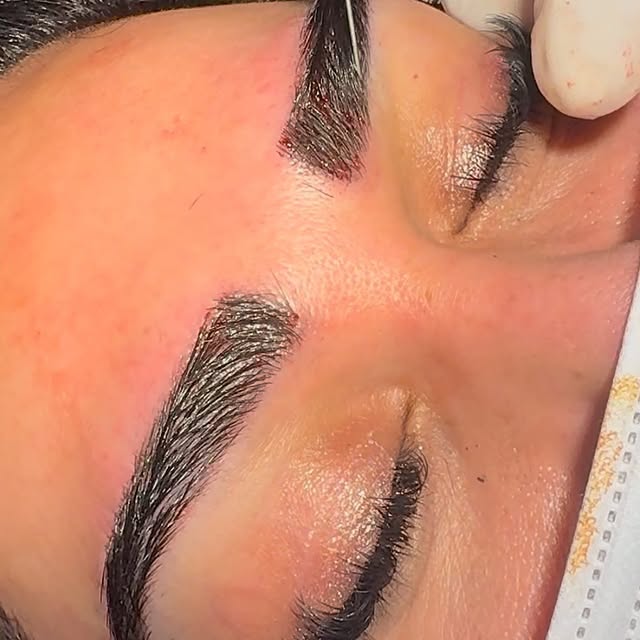 اینجا همه چیز از جزئیات شروع میشه…
زاویه خواب مو، تراکم و طراحی ابرو؛ همه برای یک نتیجه با زاویه خوا