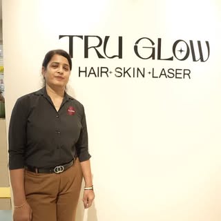 Getting married soon? Don’t book your treatments randomly. ✨

Here’s a dermatologist-approved timeli