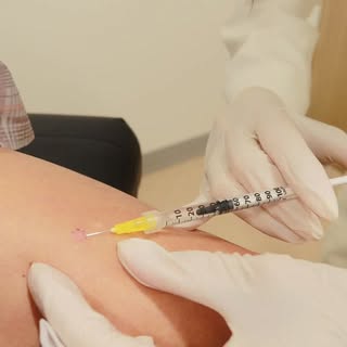 Hydration that does more than sit on the surface.

Ampra by Skinbetter is designed to visibly suppor