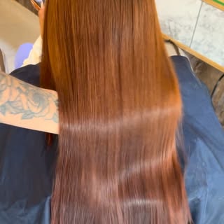 Cabello liso, brillante y sin frizz ✨

En Andreina Hair te realizamos alisado enjuagable, ideal para