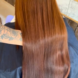 Cabello liso, brillante y sin frizz ✨

En Andreina Hair te realizamos alisado enjuagable, ideal para