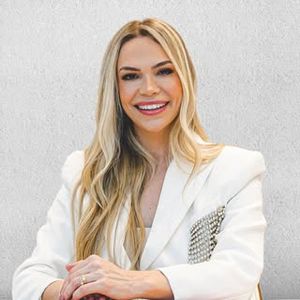 Dr. Thais Machado