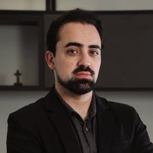 Dr. Gustavo Valias