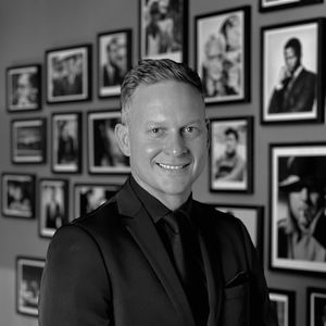 Dr. Tomi Vasas