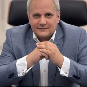 Dr. Sebastian Yriart