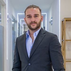 Dr. Ali Koç